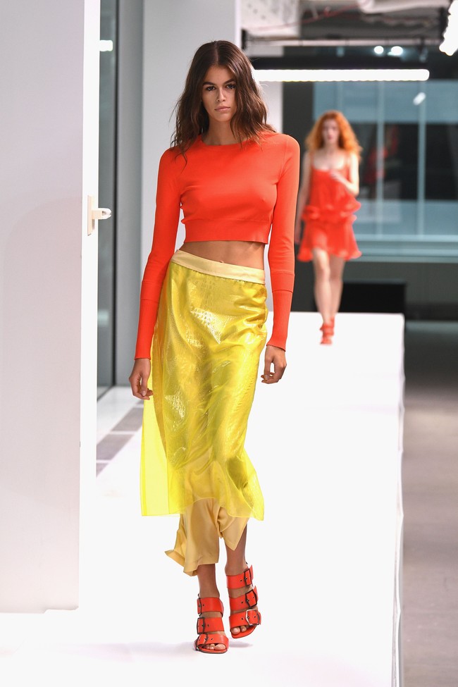 Putri Cindy Crawford begitu percaya diri melenggang dengan baju warna neon di fashion show Sies Marjan. Foto: Kaia Gerber di New York Fashion Week. Dok. Getty Images