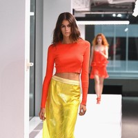 Putri Cindy Crawford begitu percaya diri melenggang dengan baju warna neon di fashion show Sies Marjan. Foto: Kaia Gerber di New York Fashion Week. Dok. Getty Images