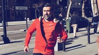 Berusia 51 tahun, Jeremy Thomas juga terlihat begitu segar karena kebiasaannya berolahraga. Foto: Instagram