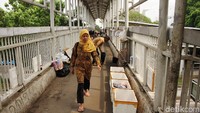 JPO itu menjadi menyempit dengan adanya lapak pedagang.