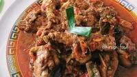  Bikin ngiler! Limpahan bumbu rica yang merah menggoda menyelimuti potongan daging bebek. Foto: Instagram leafbs  