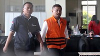 Memakai rompi tahanan, Agus Feisal memasuki gedung KPK.