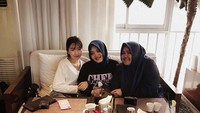 Putri Sule satu-satunya ini juga kerap hang out bersama teman-temannya. Putri memilih segelas iced coffee sebagai teman bincang sorenya kala itu. Foto: Instagram assyifanur1990  
