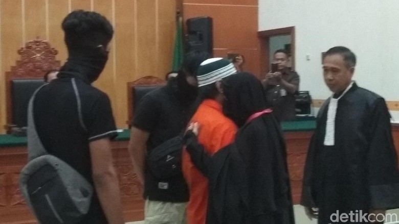 Jalani Sidang Vonis, Provokator Rusuh Mako Brimob Dipeluk Istri Jalani Sidang Vonis, Provokator Rusuh Mako Brimob Dipeluk Istri