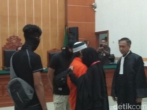Jalani Sidang Vonis, Provokator Rusuh Mako Brimob Dipeluk Istri