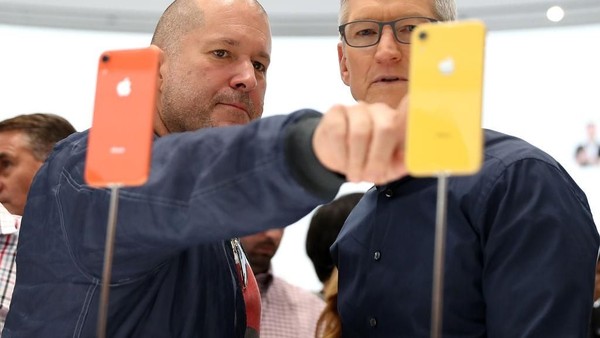 Penampakan Bos Apple Inspeksi iPhone Murah