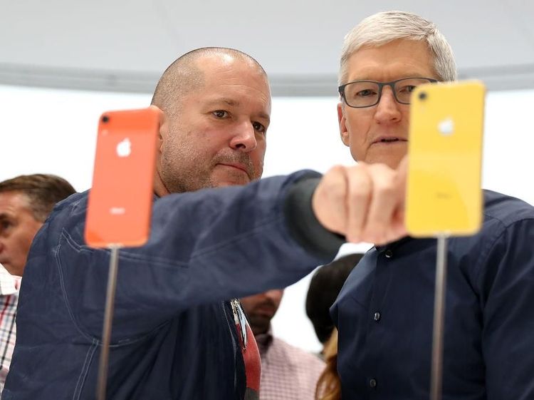 Penampakan Bos Apple Inspeksi iPhone Murah