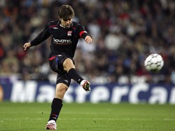Berada di posisi teratas sebagai penendang bebas terbaik adalah Juninho Pernambucano. Pemain asal Brasil yang lama memperkuat Lyon ini menghasilkan 77 gol via tendangan bebas. Juninho banyak diakui sebagai eksekutor tendangan bebas terbaik sepanjang sejarah. (Denis Doyle/Getty Images)