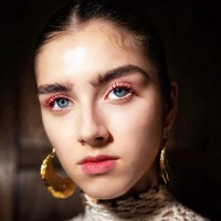 Makeup romantis bernuansa pink tidak akan pernah salah. Desainer Ulla Johnson memberikan vibrasi pink pastel di wajah model. Pulasan eyeshadow dan maskara pink plus lipstik senada sukses memberikan tampilan ultra feminin.  Foto: Getty Images