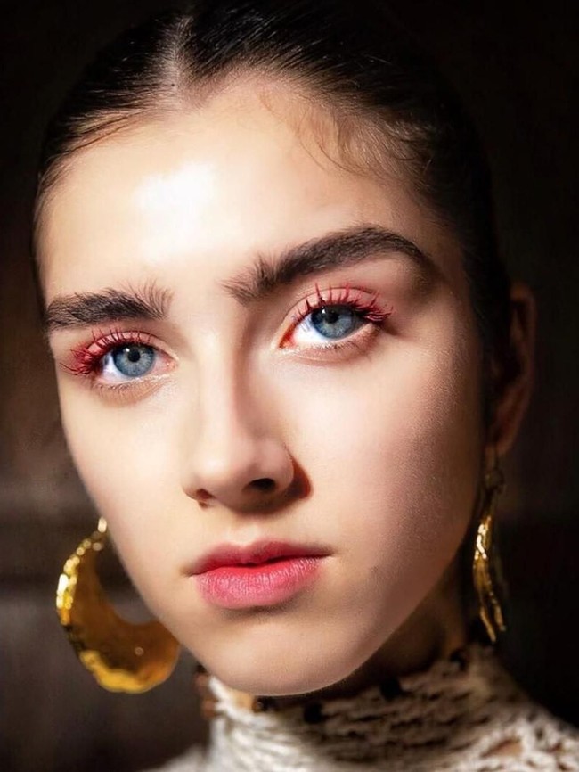 Makeup romantis bernuansa pink tidak akan pernah salah. Desainer Ulla Johnson memberikan vibrasi pink pastel di wajah model. Pulasan eyeshadow dan maskara pink plus lipstik senada sukses memberikan tampilan ultra feminin.  Foto: Getty Images