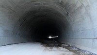 Terowongan itu memiliki panjang sekitar 472 meter menembus bukit yang berada di perbatasan Desa Cigendel, Kecamatan Sumedang Selatan dan Desa Pemulihan, Kecamatan Pemulihan, Kabupaten Sumedang.