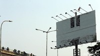 Hingga kini Agustinus belum juga turun dari baliho di dekat jalan layang (flyover) Pasar Rebo, Ciracas, Jakarta Timur.