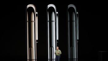 Alasan beli = Variasi opsi penyimpanan lebih lapang. iPhone X memiliki variasi penyimpanan 64 dan 256 GB, sedangkan iPhone XS punya varian dengan penyimpanan sampai 512 GB -- tentu dengan kompensasi harga yang lebih tinggi. (Foto: Stephen Lam/Reuters)