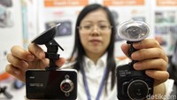 Sejumlah pamerist memperlihatkan produknya dalam acara Pameran Indonesia International Electronic and Smart Aplliance Expo (IEAE) di Hall D Jiexpo Kemayoran, Jakarta Pusat, Kamis (13/9).