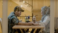 Duh, ini nih momen mesra saat Putri syuting video klip cover lagu Indah Pada Waktunya bersama Farrel. Mereka terlihat saling menggenggam tangan di sebuah restoran. Foto: Instagram