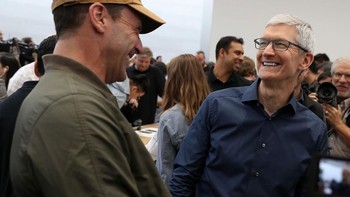 Tahun 1982 Tim Cook mulai bekerja di IBM. Ia mengabdi cukup lama di perusahaan ini, selama 12 tahun. Setelah berkiprah di IBM dan menempati jabatan direktur, Cook pindah ke perusahaan penjualan Intelligent Electronics dan menjabat sebagai Chief Operating Officer. Kemudian pada tahun 1997, dia kembali pindah ke produsen komputer Compaq.  Foto: Getty Images