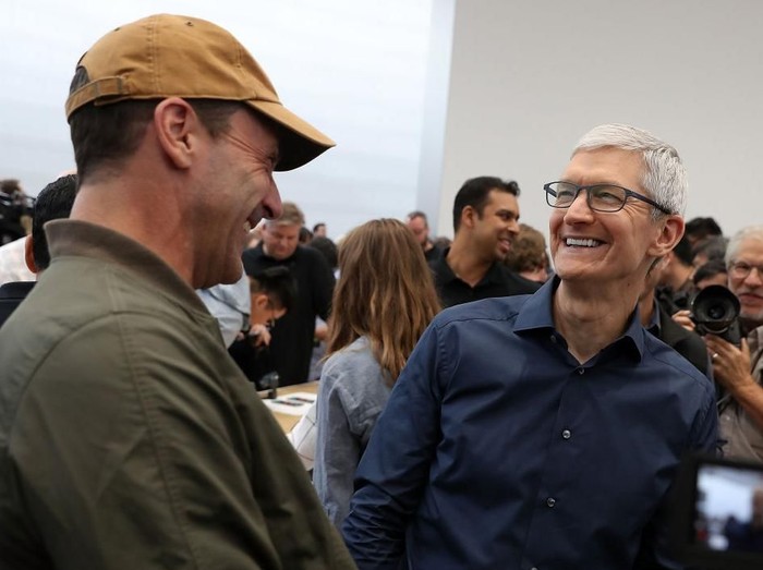 Tim Cook iPhone XR