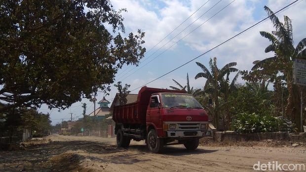 Gara-gara Truk Pasir, Jalan Desa di Kediri ini Berlubang dan Berdebu