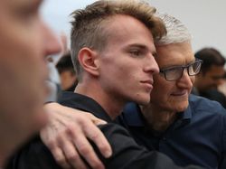 Penampakan Bos Apple Inspeksi iPhone Murah