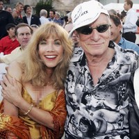 Barbi dan Hefner punya hubungan baik selama lebih dari dua dekade. Keduanya pun sempat berpacaran sekitar tujuh tahun dari tahun 1969 sampai 1976.  Foto: Getty Images
