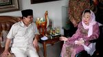 Potret Prabowo Cium Tangan Istri Gus Dur