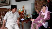 Sinta dan Prabowo sempat berbincang soal suasana ruang tamu yang kini sudah berubah dekorasinya. Prabowo ingat, ruang tamu yang saat ini didekorasi memiliki sofa, dulu sempat dibuat lesehan. (Foto: ANTARA FOTO/Akbar Nugroho Gumay)