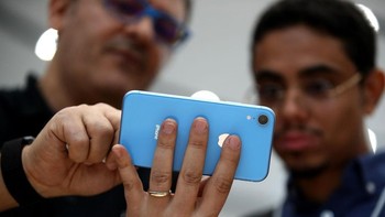 5. Kamera Belakang Hampir Sama: iPhone XR memang hanya punya lensa tunggal, XS dua lensa alias kamera ganda. Namun sama-sama beresolusi 12 megapixel wide angle dengan optical image stabilization, Smart HDR, portrait mode dan lainnya. Perbedaan hanya di zoom, XR tak punya lensa telephoto sehingga hanya dapat mencapai 3x digital zoom. XS memiliki 2x optical zoom dan 6x digital zoom. Foto: Getty Images