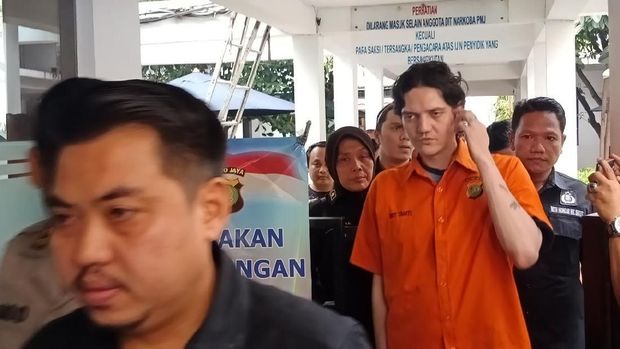 Ozzy Albar saat digiring keluar dari ruang pemeriksaan