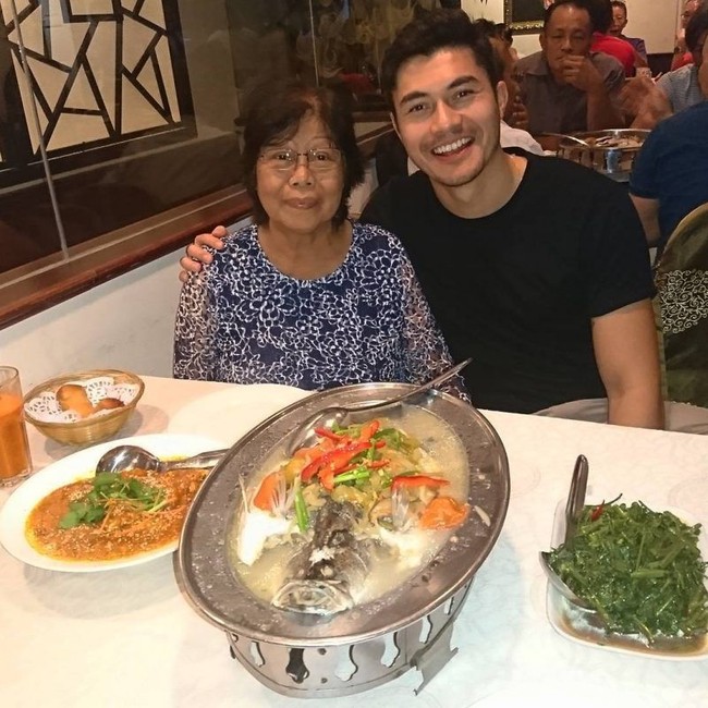 Ibu adalah segalanya bagi Henry. Di tengah kesibukannya, ia selalu menyempatkan diri untuk menghabiskan waktu bersama ibunya. Foto: Instagram