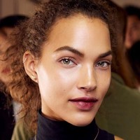 Blurred lipstick tampil di sejumlah fashion show di New York Fashion Week 2019. Efek lipstik ala Korea ini dibuat lebih modern dengan menggunakan warna-warna bold seperti warna burgandy atau wine.  Foto: Getty Images