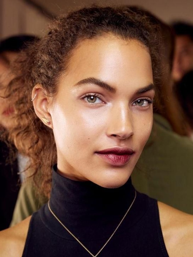 Blurred lipstick tampil di sejumlah fashion show di New York Fashion Week 2019. Efek lipstik ala Korea ini dibuat lebih modern dengan menggunakan warna-warna bold seperti warna burgandy atau wine.  Foto: Getty Images