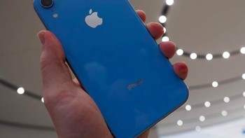 7. Baterai Lebih Awet: iPhone XR menurut Apple bisa bertahan antara 15,5 jam sampai 16,5 jam dalam sekali isi ulang. Lebih awet sekitar 2 jam dibandingkan iPhone XS. Foto: Slashgear