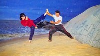 Rupanya darah silat sudah mengalir dari orangtua Akiau. Meski di pinggir pantai pun, sang ayah mengetes kemampuan Akiau. Wah.. (marselinaoktavianti/Instagram)