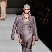 Kaia Gerber tampil elegan dengan koleksi terbaru Tom Ford. Foto: Kaia Gerber di New York Fashion Week. Dok. Getty Images