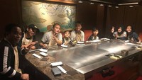 Bersama sang ayah dan tiga saudara lelakinya, Putri menyambangi salah satu restoran teppanyaki di Jepang. Sebelum proses memasak dimulai, mereka melakukan wefie. Foto: Instagram