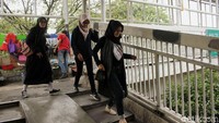 Beberapa warga melintas di depan lapak PKL.