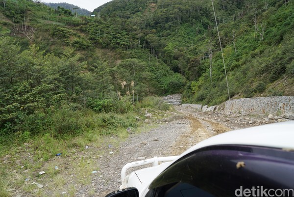 Mulanya, Bupati Pegaf hanya memberi HT bagi setiap kepala kampung. Namun warga yang ikut-ikutan beli sendiri (Masaul/detikTravel)