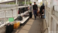 Sejumlah PKL menggelar lapak di JPO Sumber Waras, Jakarta Barat, Kamis (13/9/2018).