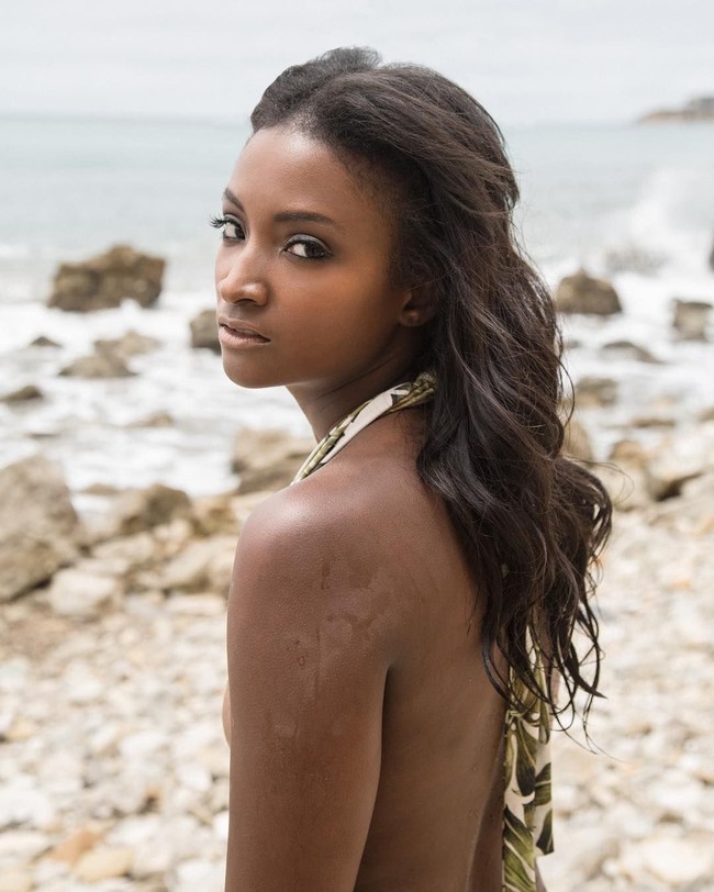 Namun kini Lyndsey Scott memilih untuk lebih fokus pada karier coding dan akting. Ia pun bekerja sebagai seorang freelancer untuk iOS Software Engineering. Foto: Instagram @lyndsey360