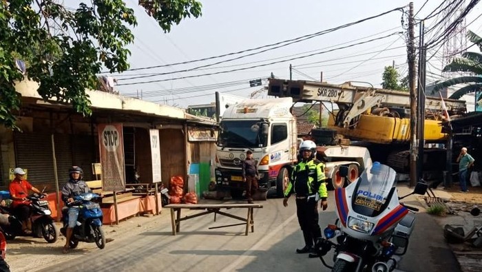 Truk Muatan Crane Masuk Got, Lalin di Jl Bukit Raya Tangsel Macet