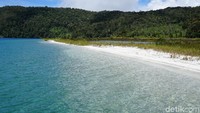  Sampai di pantai pasir putih Anggi Gida traveler pasti terkesima. Ini bukan pecahan koral, namun pasir putih ini adalah pecahan bebatuan gunung di sana yang berwarna putih (Masaul/detikTravel)