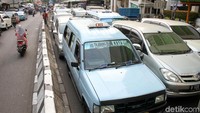 Satu lajur jalan digunakan angkot dan bajaj untuk menunggu penumpang.