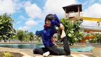 Sebagai polwan, Akiau memiliki kemampuan di bidang olahraga silat. Ini gaya Akiau sebelum berenang. (marselinaoktavianti/Instagram)