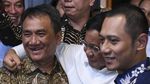 Ekspresi Prabowo Saat Rangkul Andi Arief