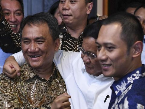 Bakal calon Presiden Prabowo Subianto (tengah) berpelukan dengan Wakil Sekjen Partai Demokrat Andi Arief (kiri) disaksikan Komandan Satuan Tugas Bersama Partai Demokrat Agus Harimuri Yudhoyono (kanan) usai melakukan pertemuan di kediaman Susilo Bambang Yudhoyono di Kuningan, Jakarta, Rabu (12/9). Kedatangan pasangan bakal capres-cawapres Prabowo Subianto-Sandiaga Uno ke rumah SBY itu untuk membahas pemenangan dalam Pemilihan Presiden 2019. ANTARA FOTO/Hafidz Mubarak A/wsj/18.