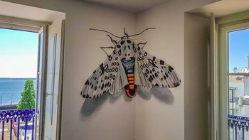 Bahkan banyak yang menyebut grafiti surealisnya booming karena karakter dan yang tampak seperti keluar dari tembok. (Foto: instagram.com/odeith via Brightside)