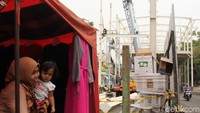 Ada pula pedagang yang memilih menggelar lapaknya di trotoar.