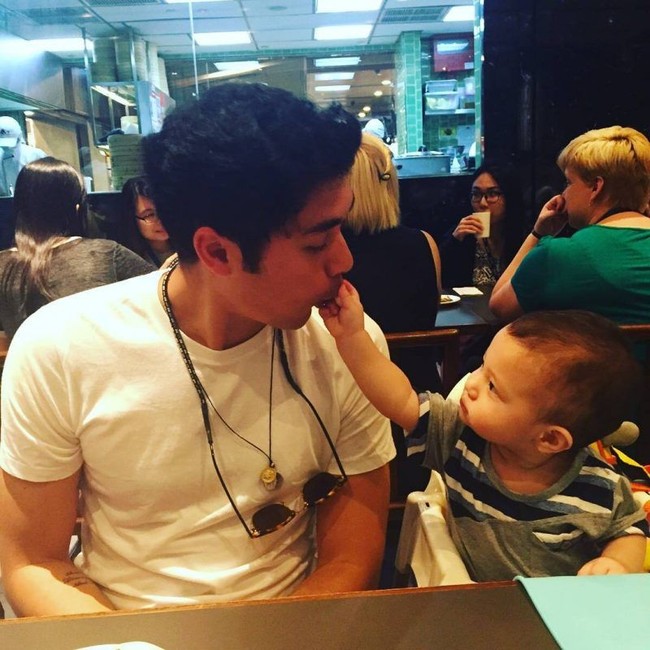 Hes a cat and dog person. Kucing dan anjing adalah binatang kesayangannya. Foto: Instagram