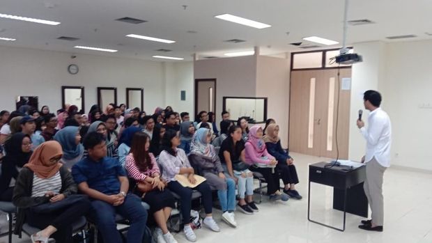 Reza Rahadian Bakal Mengajar di UI Hingga Desember