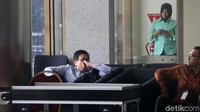 Samin Tan menunggu di lobi KPK sebelum diperiksa.